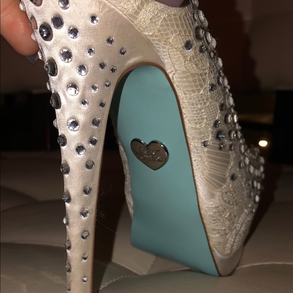 GORGEOUS White Heels NEW NEVER WORN - Picture 3 of 6